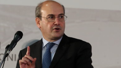 «Δεν θα αντιμετωπίσουμε τη φοροδιαφυγή με προσευχές» Logo Image